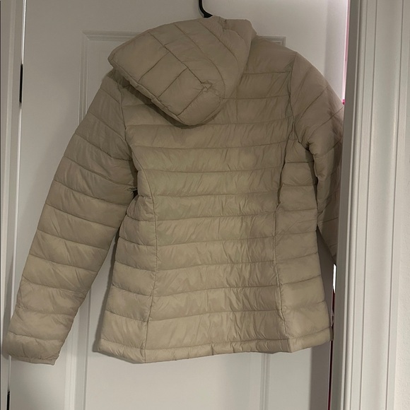 Amazon Essentials Women's Puffer Jacket - Beige - Picture 2 of 2